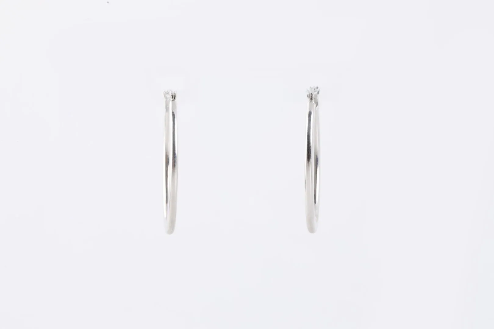 14k White Gold Oval Hoop Earrings (1.23g.)