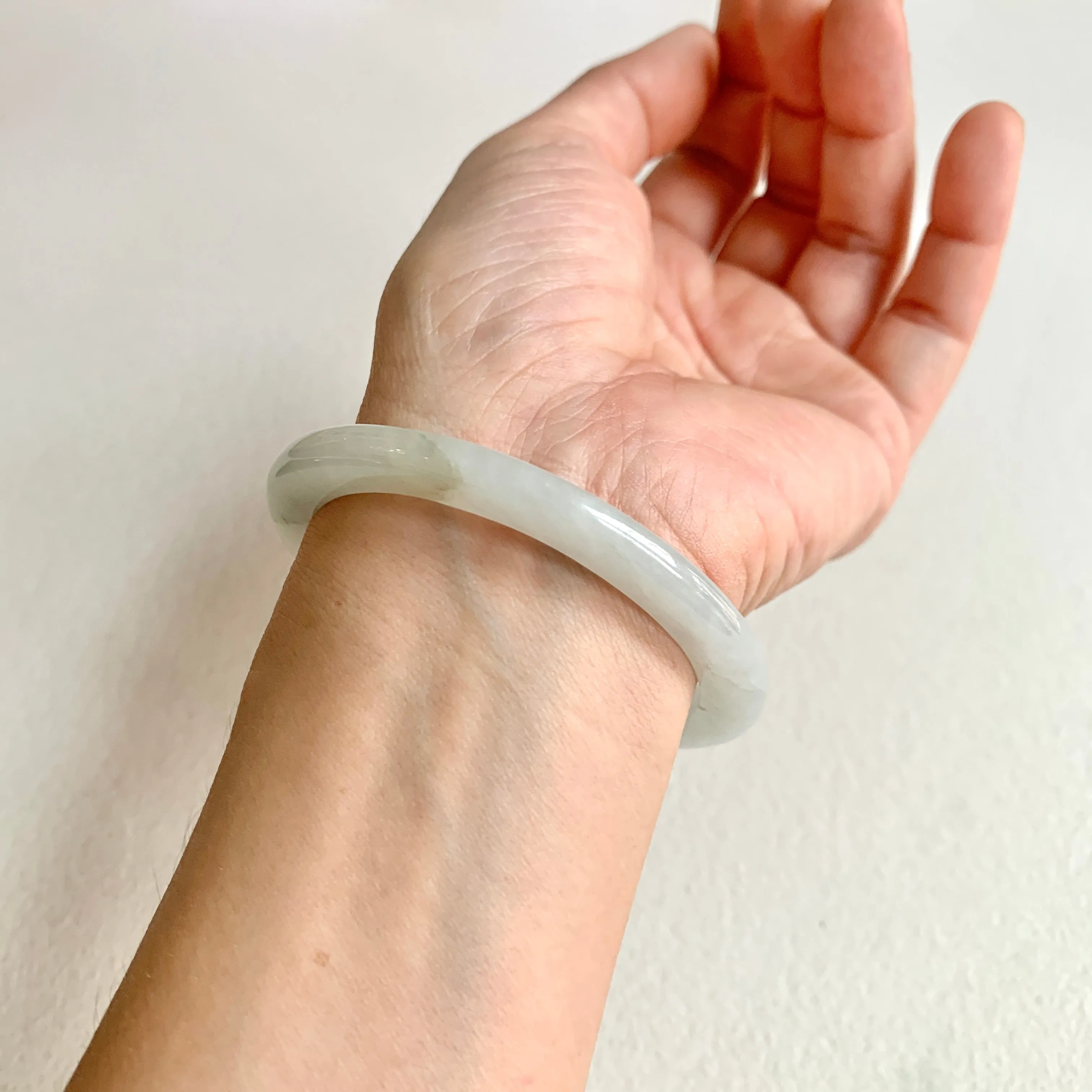 52.5mm A-Grade Natural Light Green Modern Round Bangle No. 600149