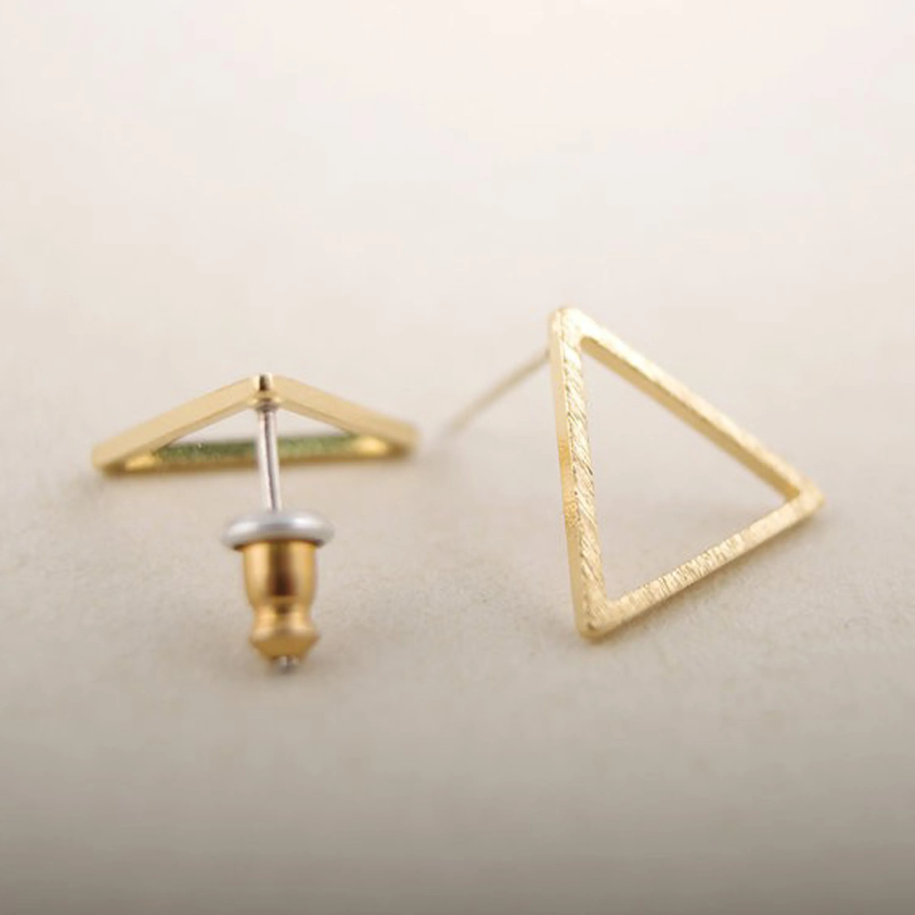 Aoi Minimalist Simple Triangle Wired Stud Earrings