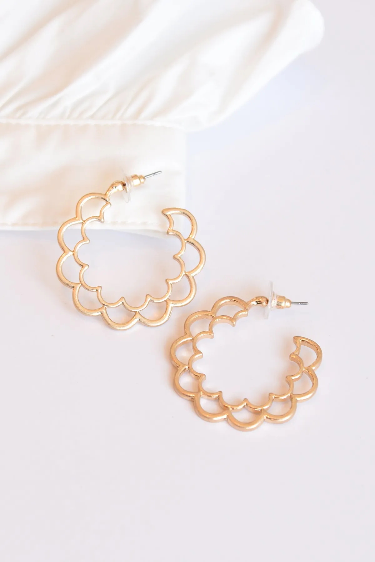 CAROLINE SCALLOPED HOOP EARRINGS