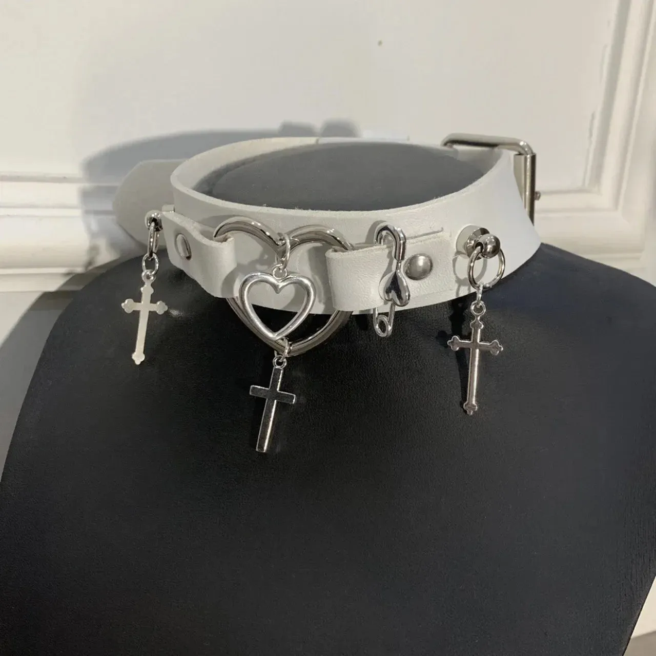 Crossed Heart Choker