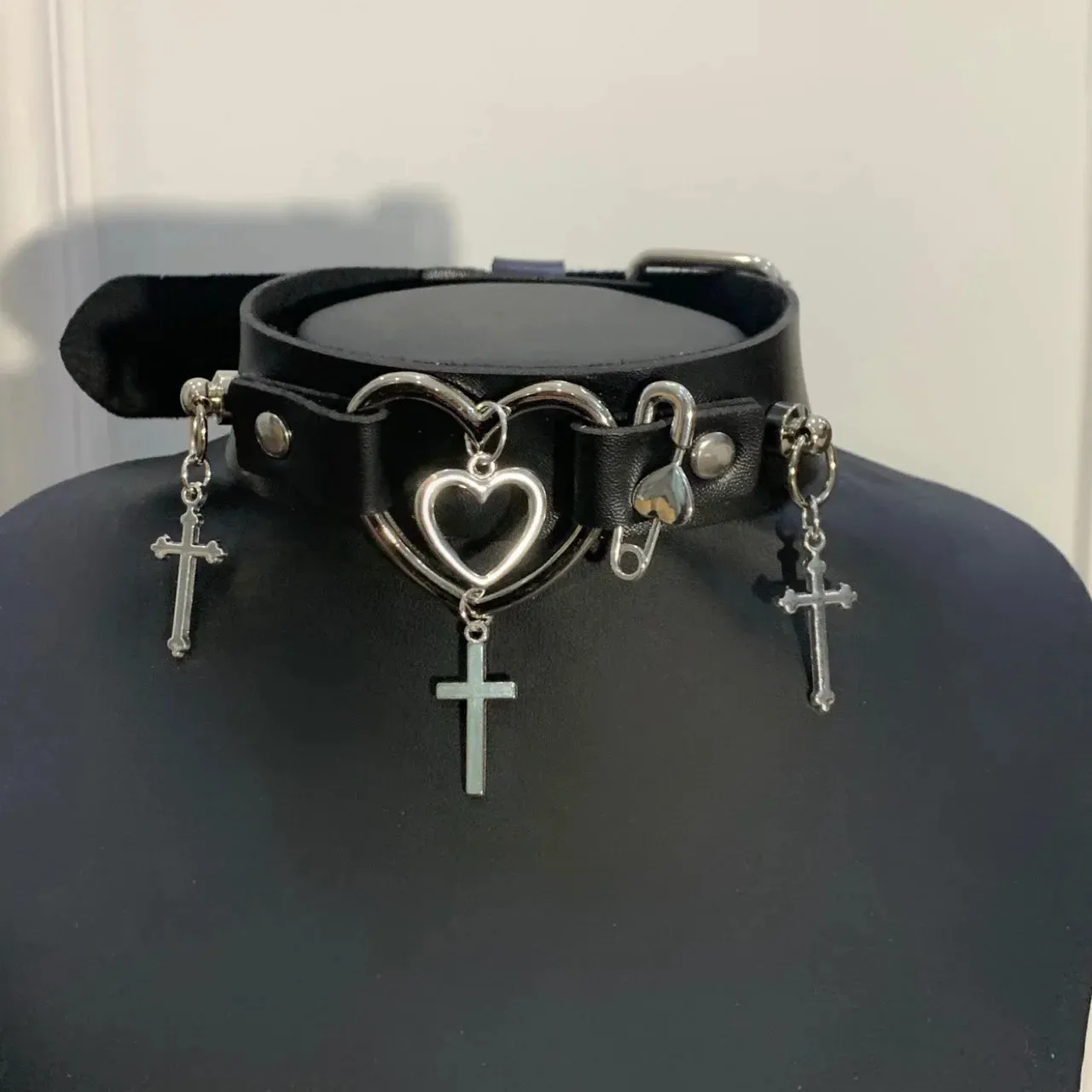 Crossed Heart Choker