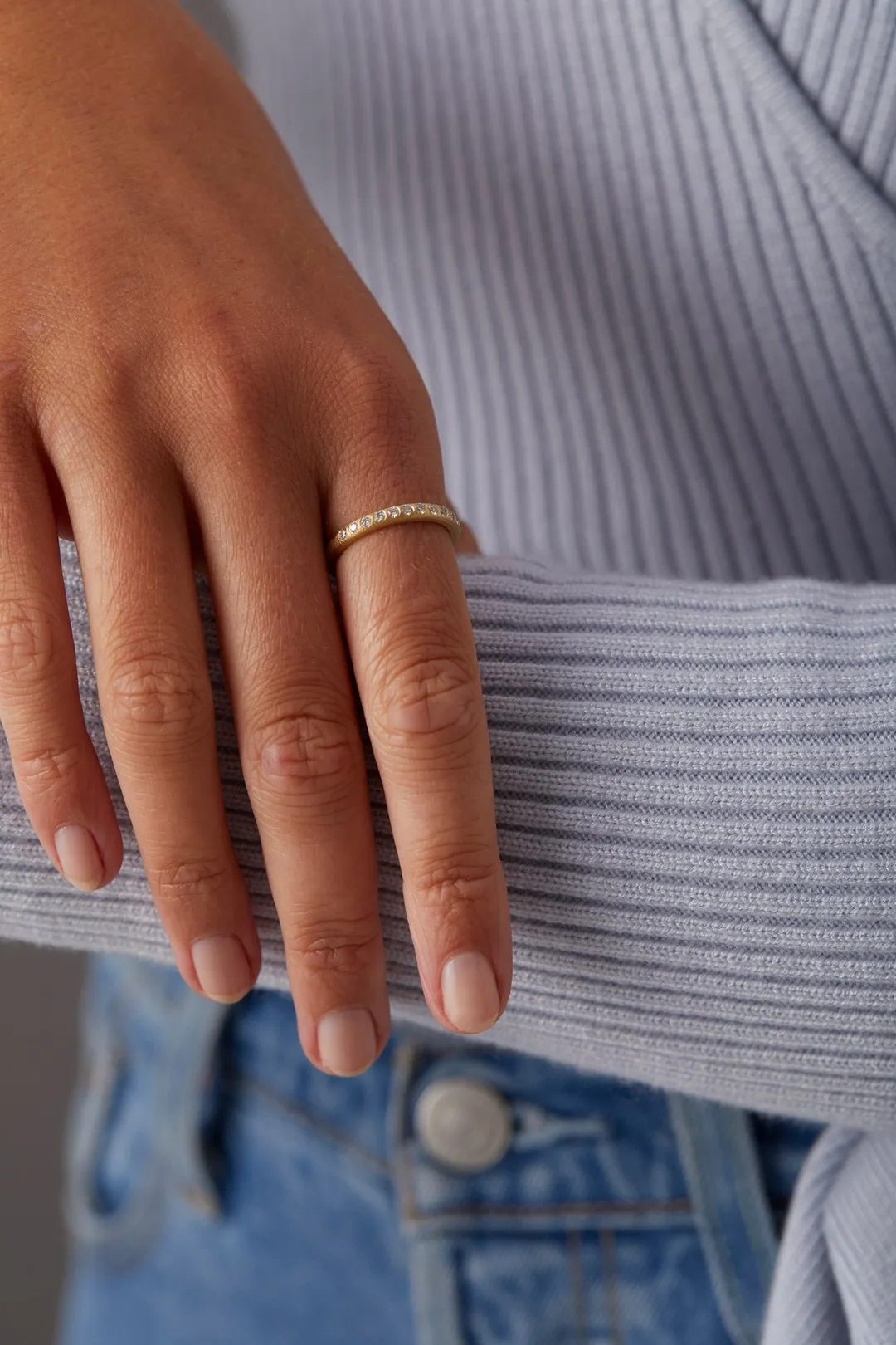 Curve 18K Whitegold Ring w. 16 Diamonds