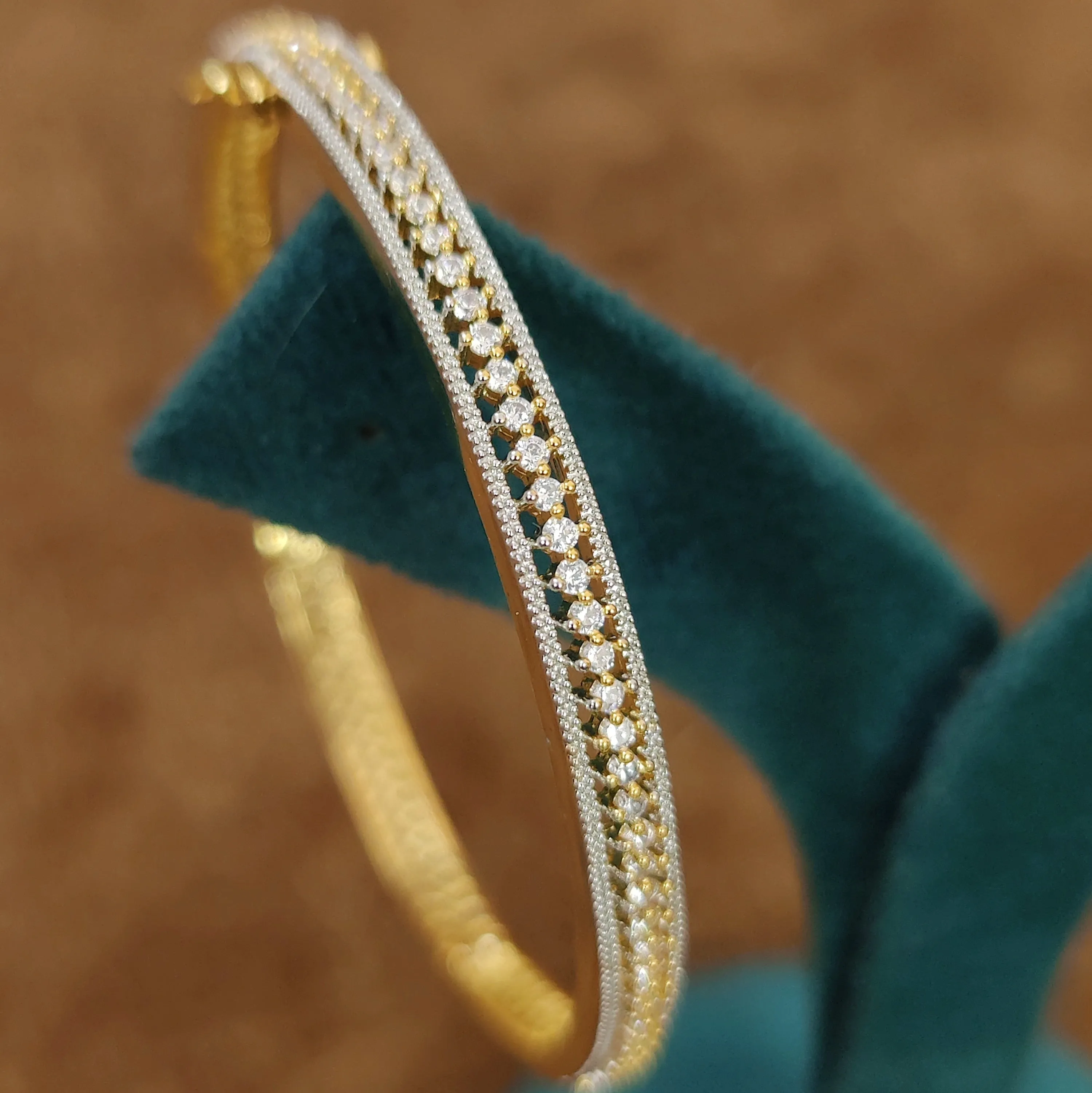 PREMIUM SINGLE LINE DIAMOND LOOK SLEEK OPENABLE BANGLES