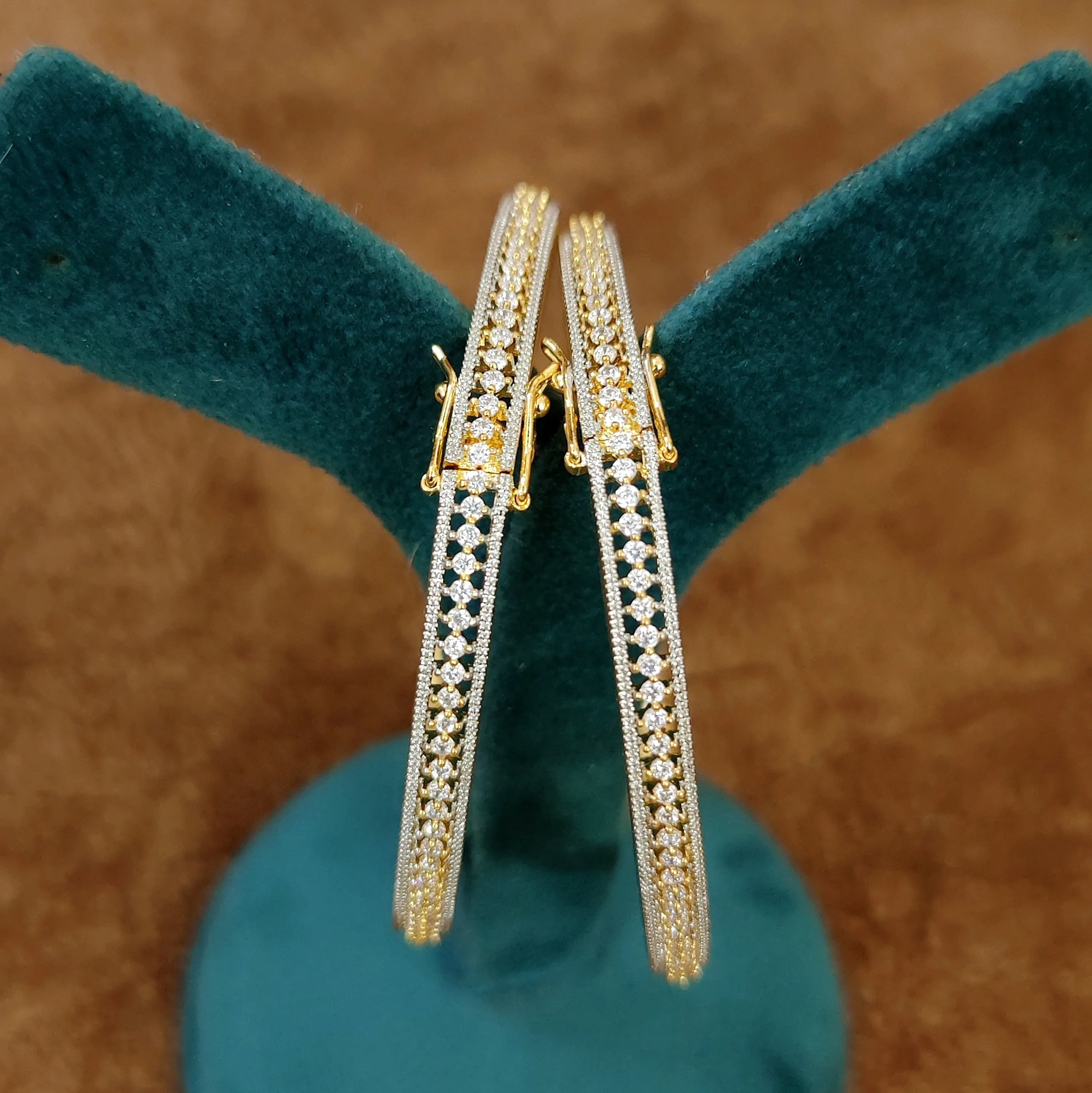 PREMIUM SINGLE LINE DIAMOND LOOK SLEEK OPENABLE BANGLES