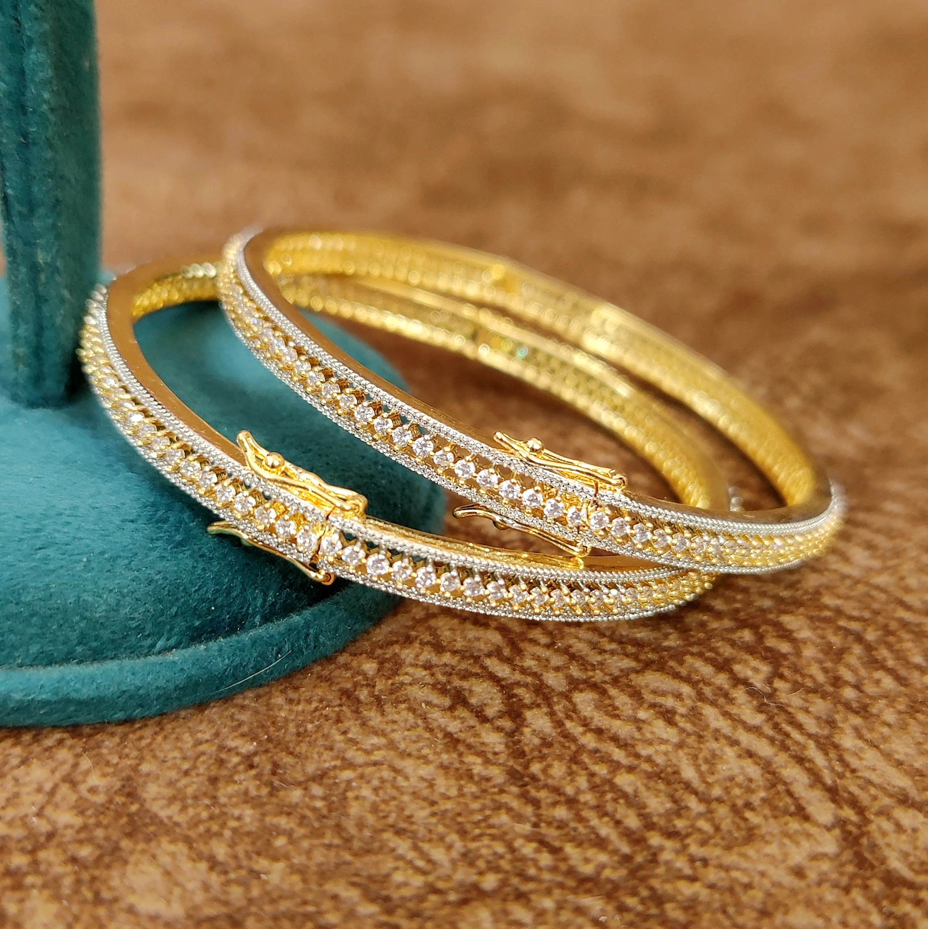 PREMIUM SINGLE LINE DIAMOND LOOK SLEEK OPENABLE BANGLES