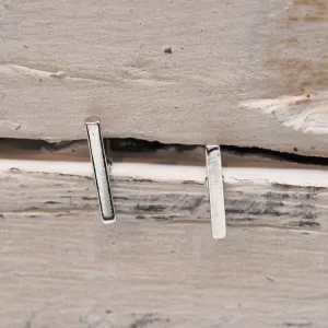 Simple bar stud earring