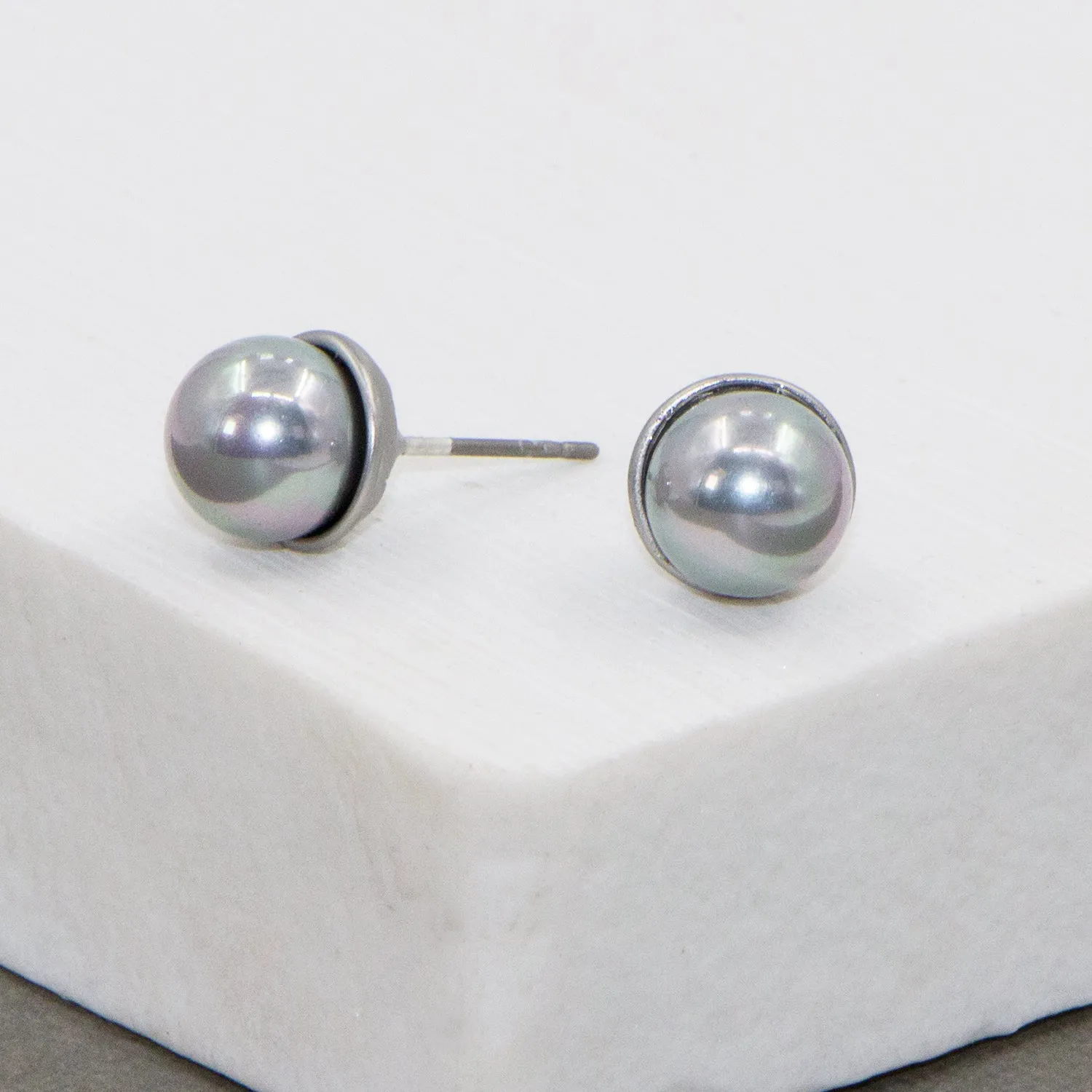Simple pearl studs