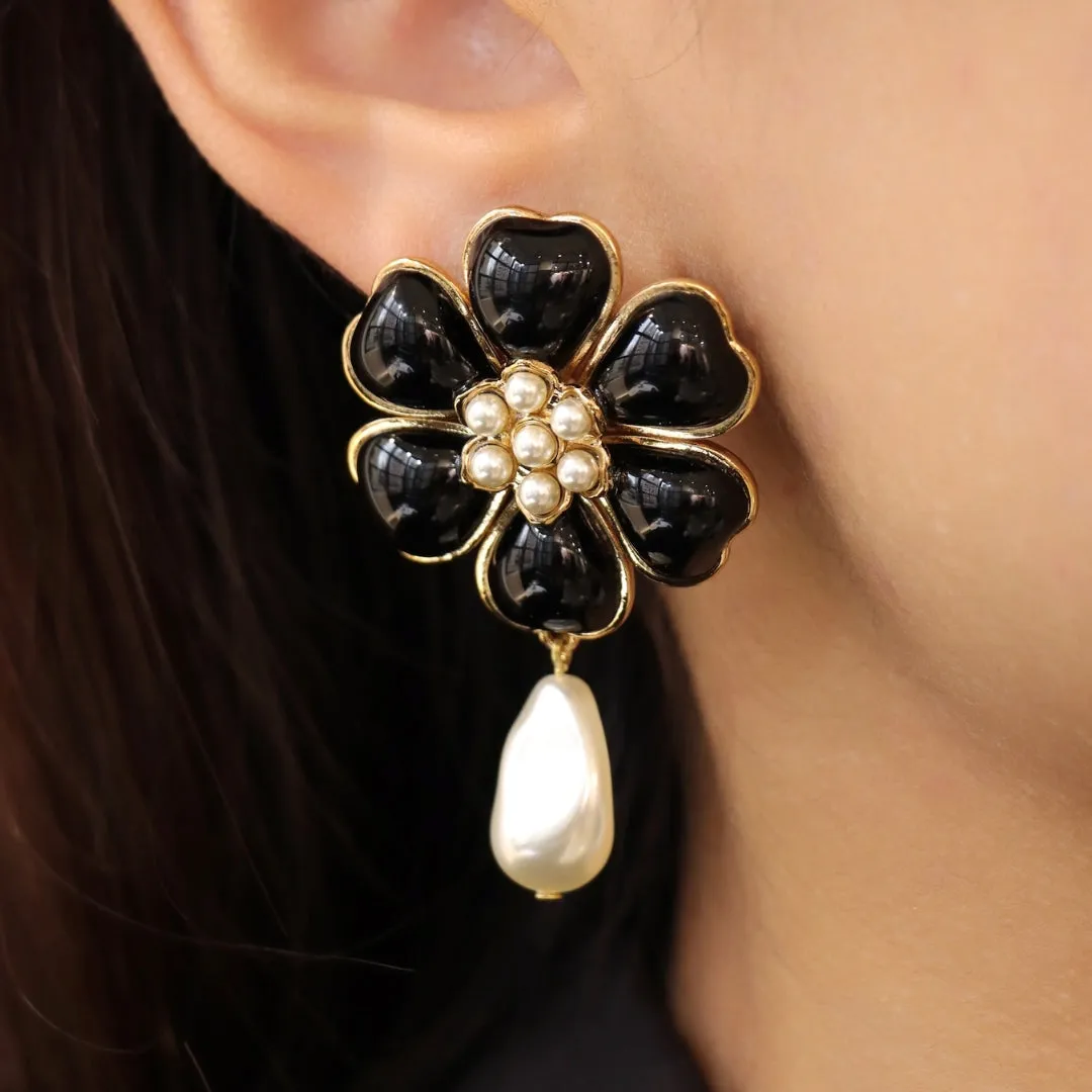 The New Classic Simple Flower Earrings