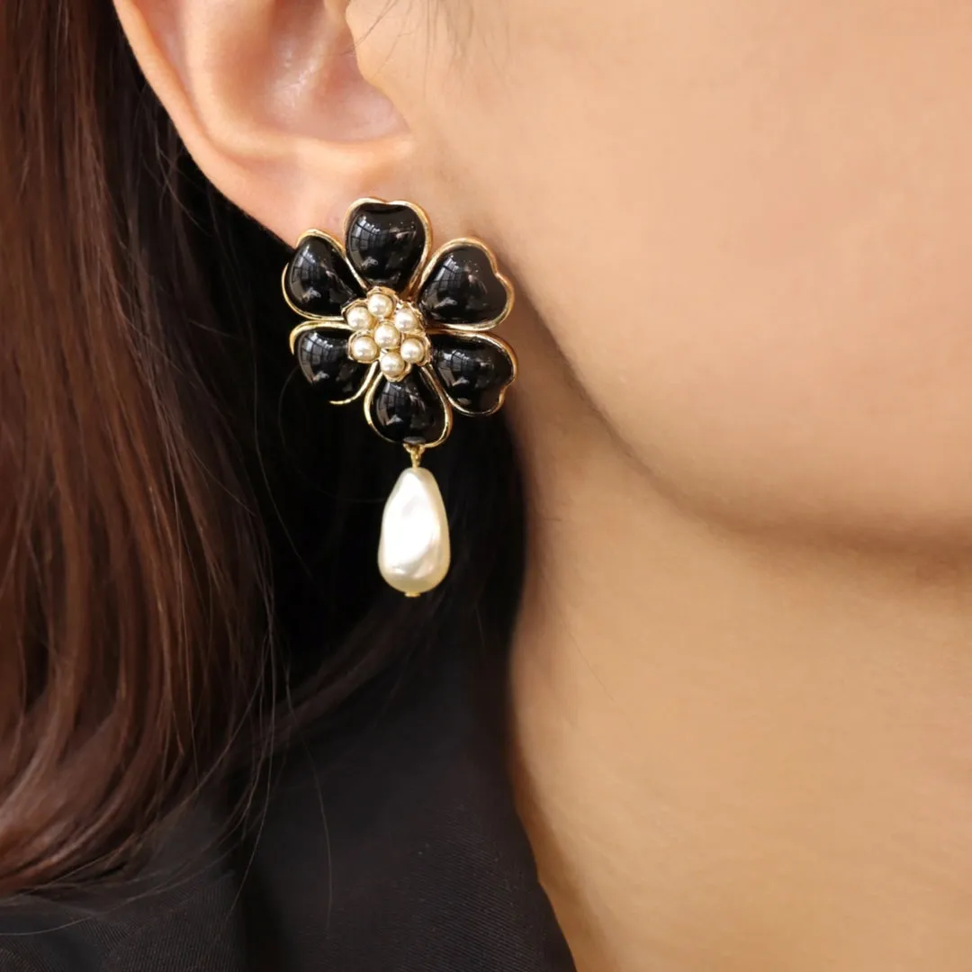 The New Classic Simple Flower Earrings